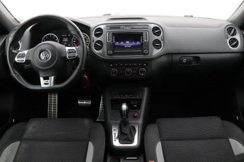 Volkswagen Tiguan 1.4 TSI R-Line Edition | Panoramadak | Stoelverwarming | R-Line | 19 Inch | Xenon | Park Assist | Navigatie | Getint Glas