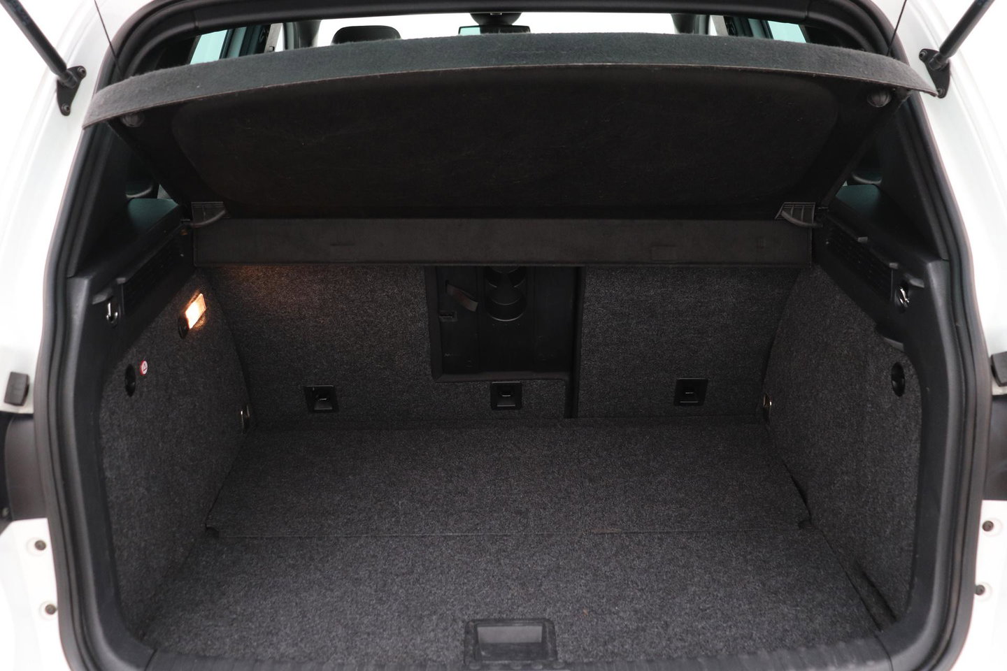 Volkswagen Tiguan 1.4 TSI R-Line Edition | Panoramadak | Stoelverwarming | R-Line | 19 Inch | Xenon | Park Assist | Navigatie | Getint Glas