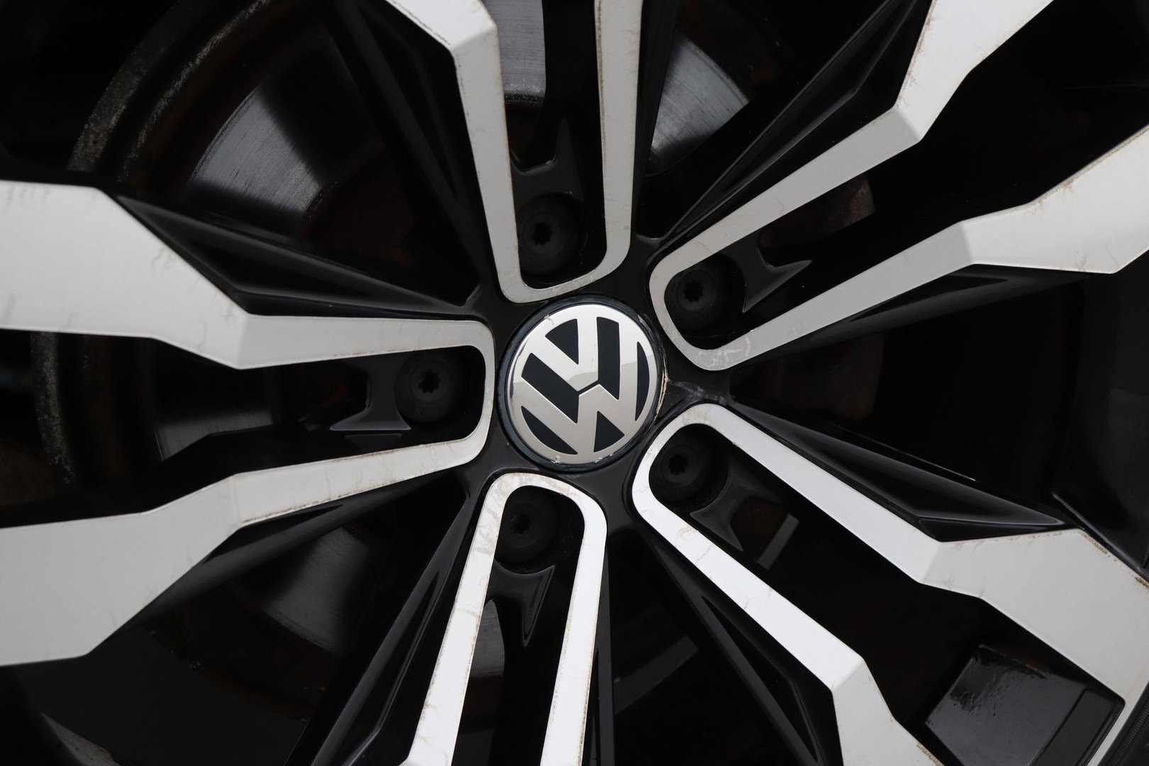 Volkswagen Tiguan 1.4 TSI R-Line Edition | Panoramadak | Stoelverwarming | R-Line | 19 Inch | Xenon | Park Assist | Navigatie | Getint Glas
