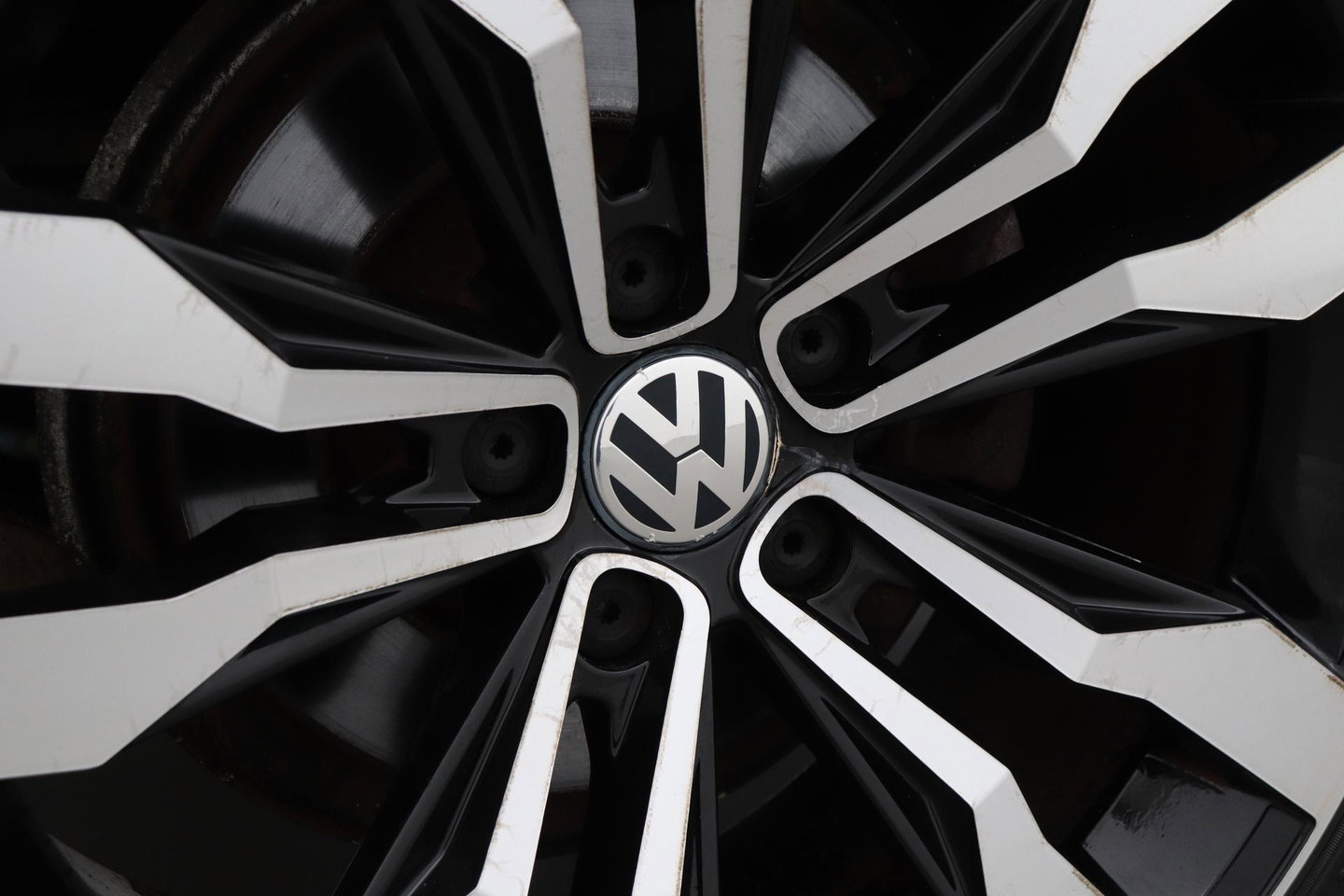 Volkswagen Tiguan 1.4 TSI R-Line Edition | Panoramadak | Stoelverwarming | R-Line | 19 Inch | Xenon | Park Assist | Navigatie | Getint Glas