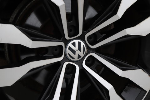 Volkswagen Tiguan 1.4 TSI R-Line Edition | Panoramadak | Stoelverwarming | R-Line | 19 Inch | Xenon | Park Assist | Navigatie | Getint Glas