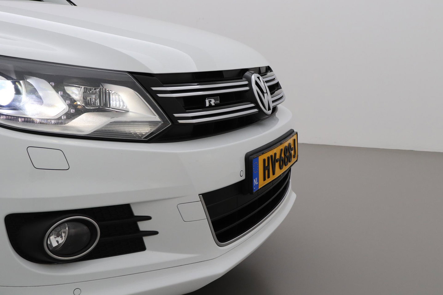 Volkswagen Tiguan 1.4 TSI R-Line Edition | Panoramadak | Stoelverwarming | R-Line | 19 Inch | Xenon | Park Assist | Navigatie | Getint Glas