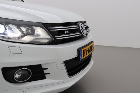 Volkswagen Tiguan 1.4 TSI R-Line Edition | Panoramadak | Stoelverwarming | R-Line | 19 Inch | Xenon | Park Assist | Navigatie | Getint Glas