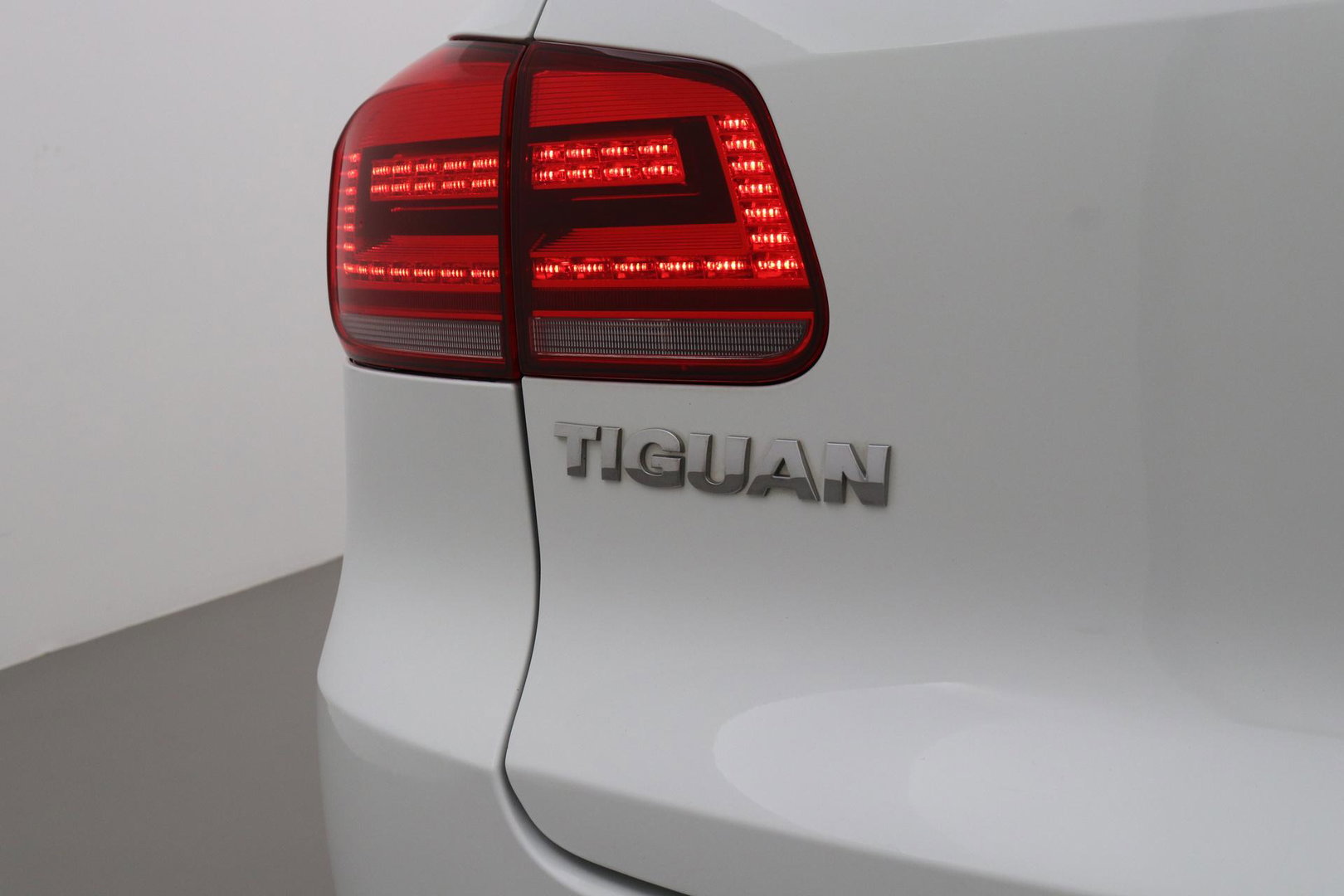 Volkswagen Tiguan 1.4 TSI R-Line Edition | Panoramadak | Stoelverwarming | R-Line | 19 Inch | Xenon | Park Assist | Navigatie | Getint Glas