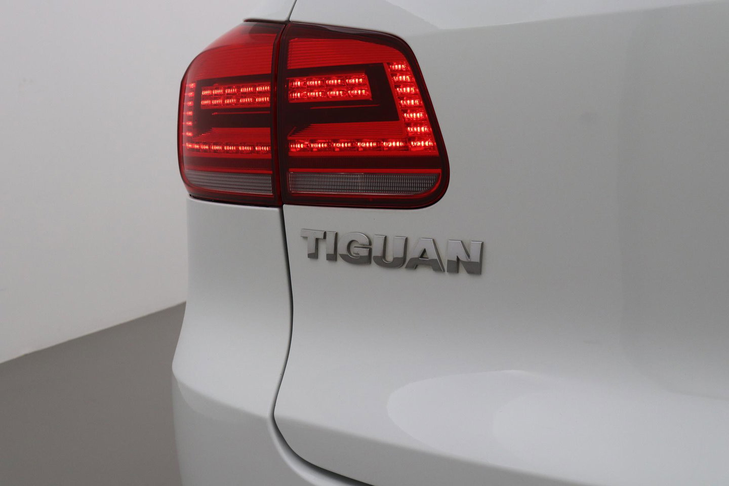 Volkswagen Tiguan 1.4 TSI R-Line Edition | Panoramadak | Stoelverwarming | R-Line | 19 Inch | Xenon | Park Assist | Navigatie | Getint Glas