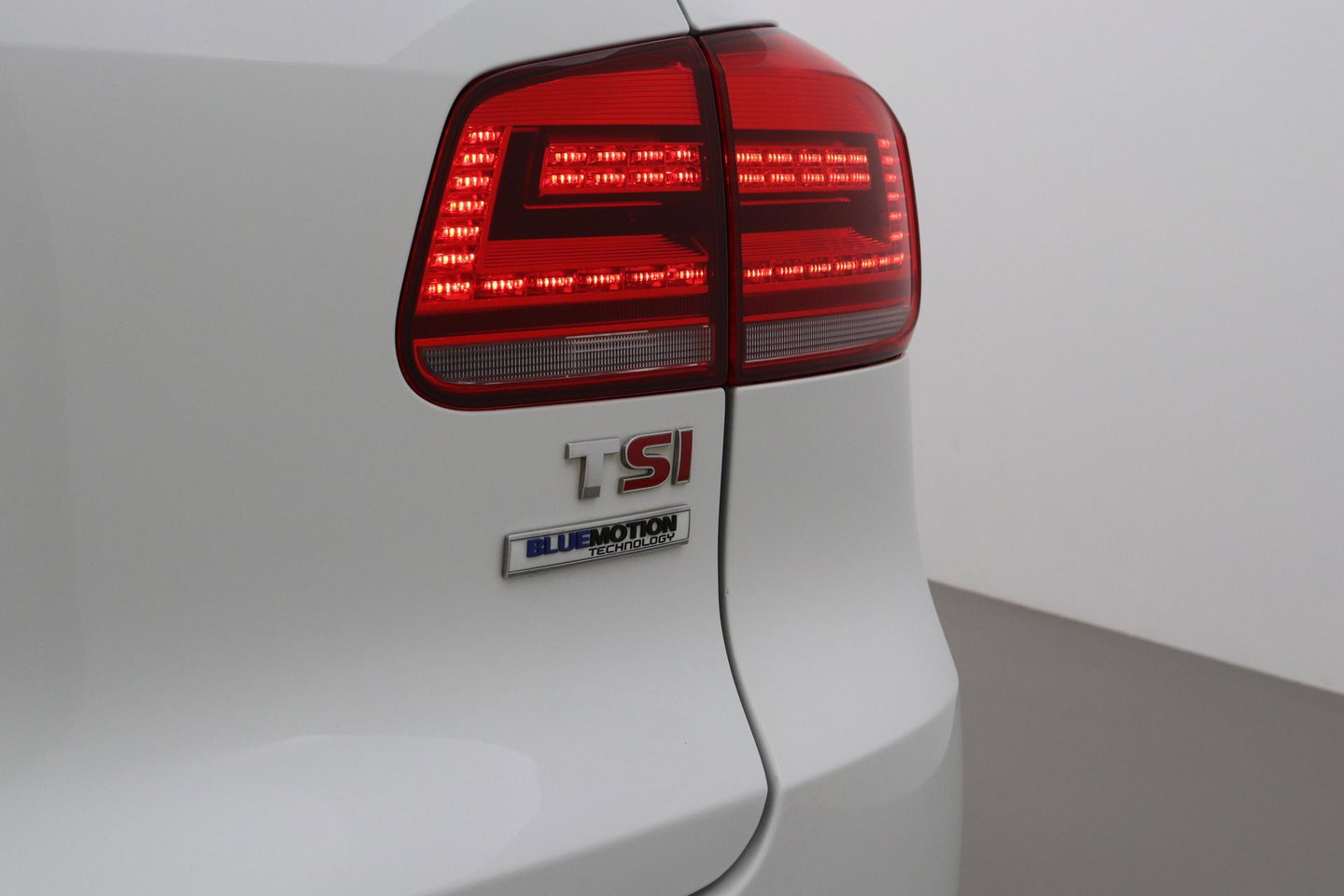 Volkswagen Tiguan 1.4 TSI R-Line Edition | Panoramadak | Stoelverwarming | R-Line | 19 Inch | Xenon | Park Assist | Navigatie | Getint Glas