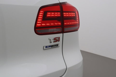 Volkswagen Tiguan 1.4 TSI R-Line Edition | Panoramadak | Stoelverwarming | R-Line | 19 Inch | Xenon | Park Assist | Navigatie | Getint Glas