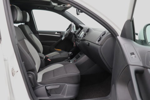 Volkswagen Tiguan 1.4 TSI R-Line Edition | Panoramadak | Stoelverwarming | R-Line | 19 Inch | Xenon | Park Assist | Navigatie | Getint Glas