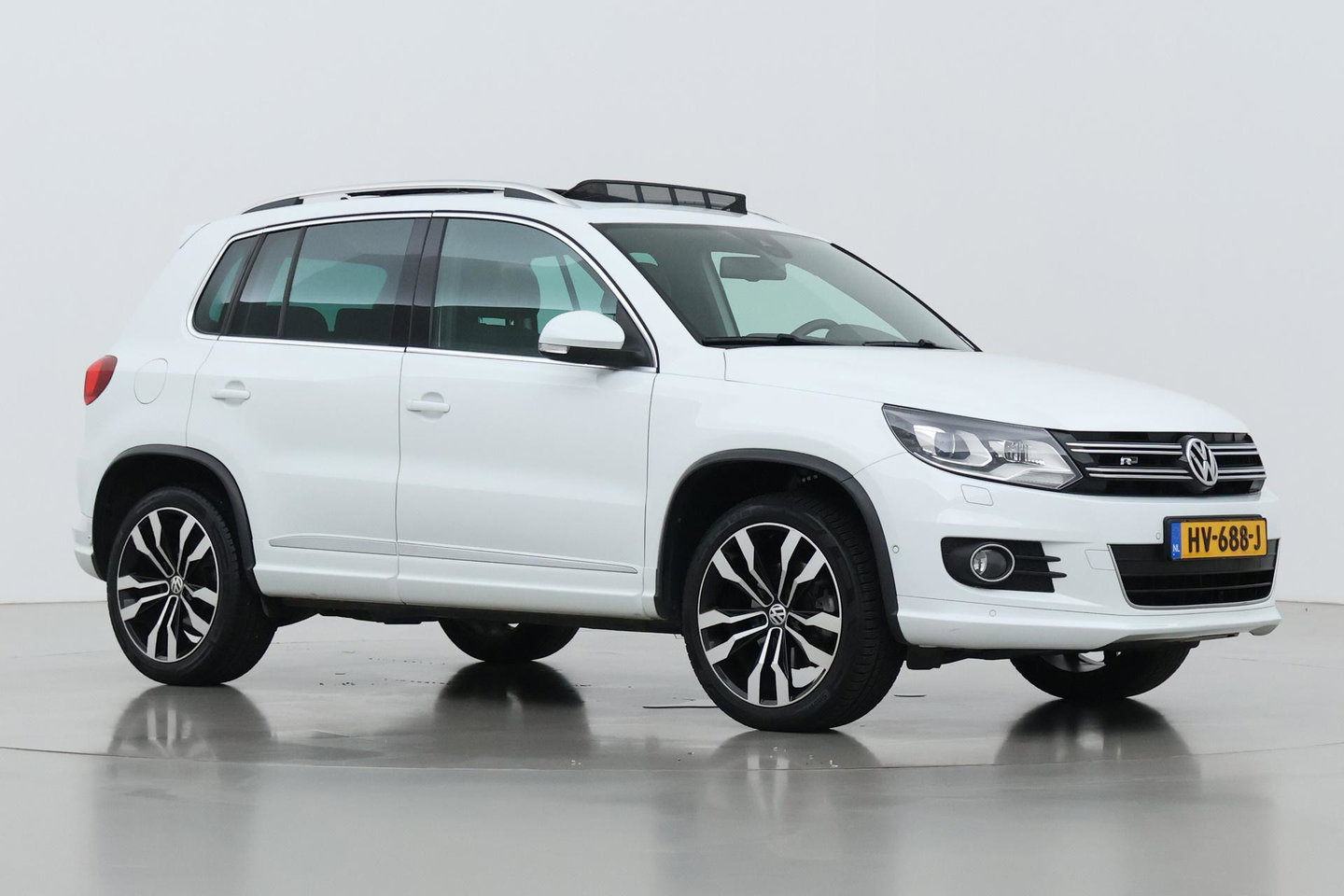 Volkswagen Tiguan 1.4 TSI R-Line Edition | Panoramadak | Stoelverwarming | R-Line | 19 Inch | Xenon | Park Assist | Navigatie | Getint Glas