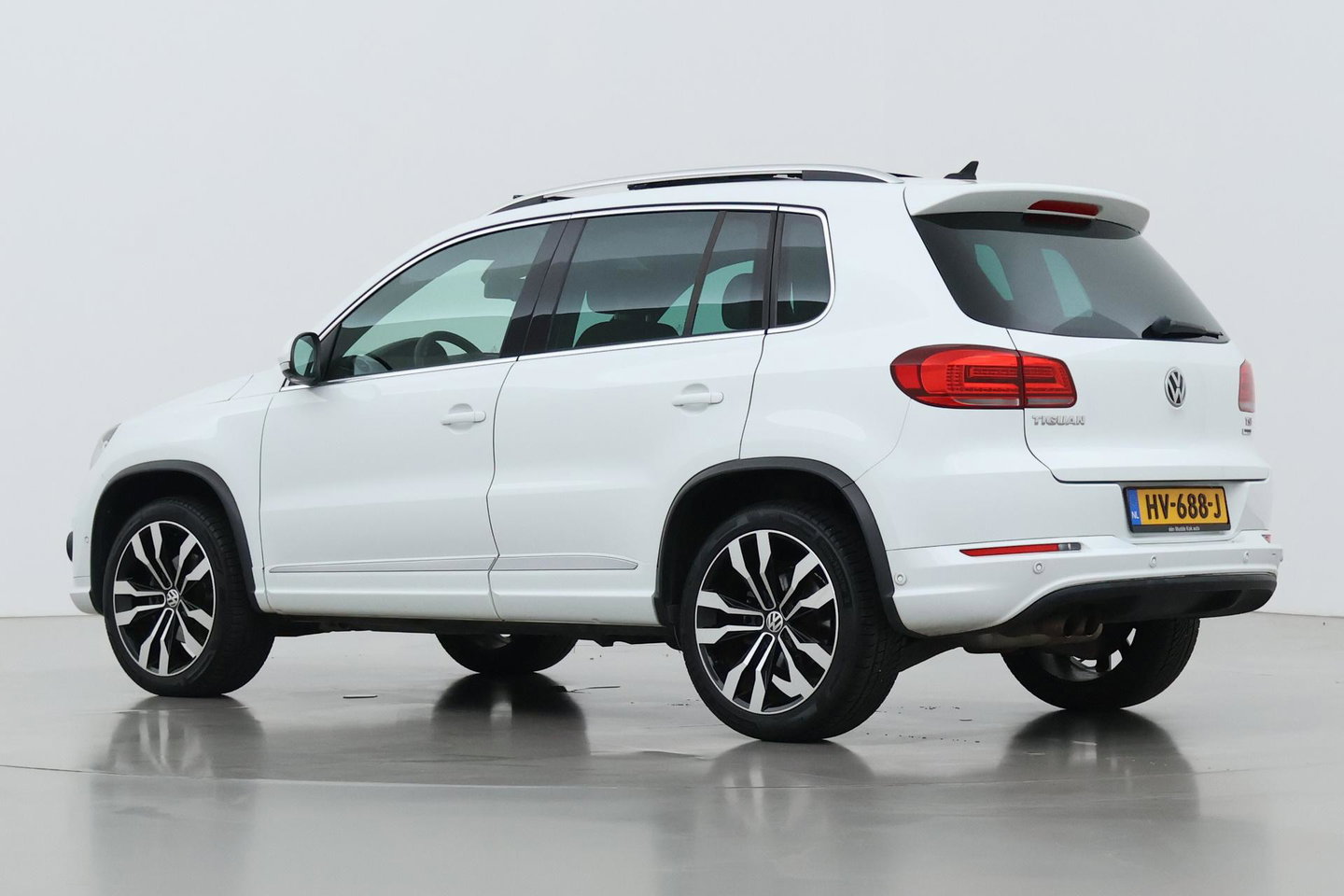 Volkswagen Tiguan 1.4 TSI R-Line Edition | Panoramadak | Stoelverwarming | R-Line | 19 Inch | Xenon | Park Assist | Navigatie | Getint Glas