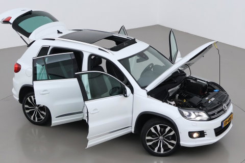 Volkswagen Tiguan 1.4 TSI R-Line Edition | Panoramadak | Stoelverwarming | R-Line | 19 Inch | Xenon | Park Assist | Navigatie | Getint Glas
