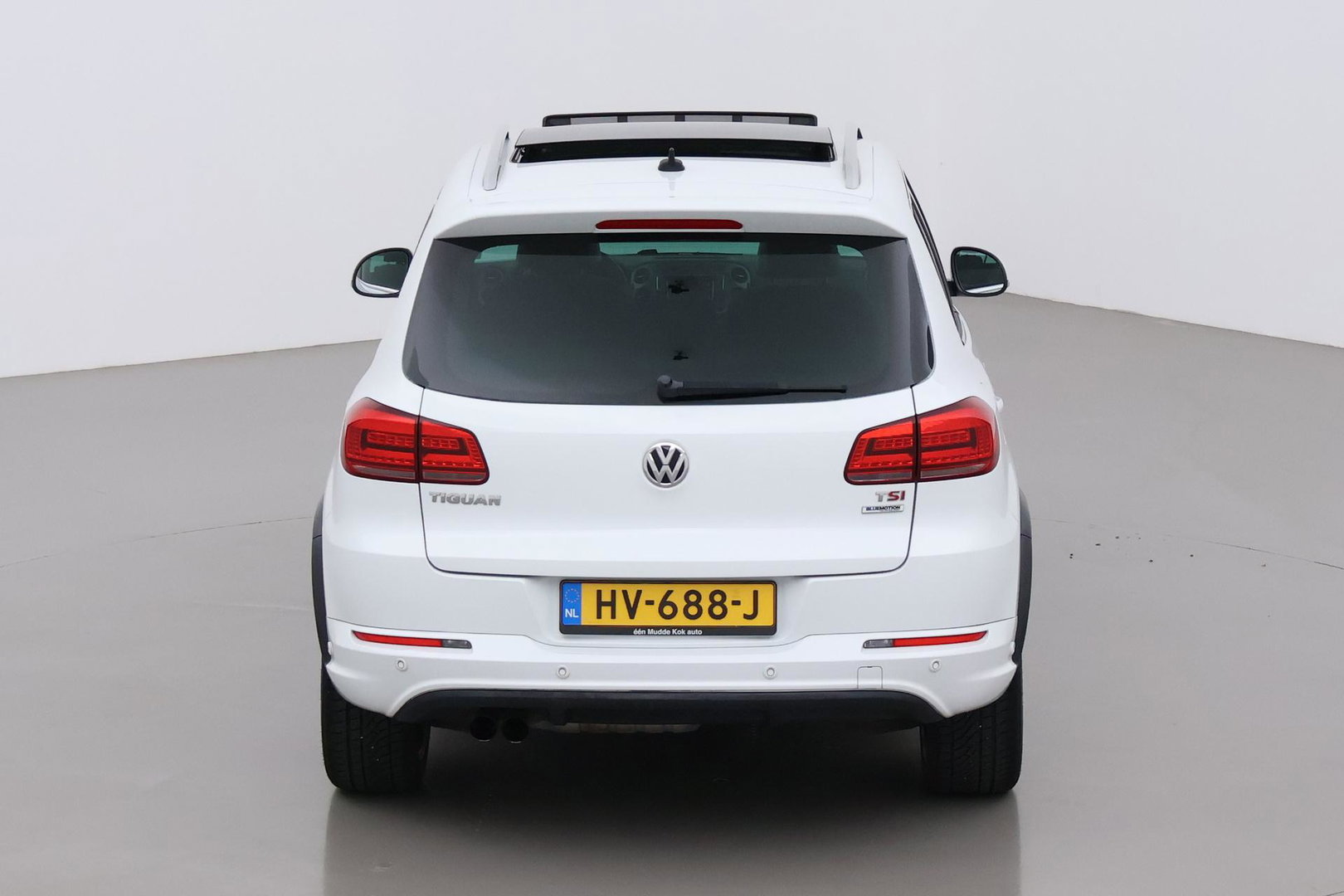 Volkswagen Tiguan 1.4 TSI R-Line Edition | Panoramadak | Stoelverwarming | R-Line | 19 Inch | Xenon | Park Assist | Navigatie | Getint Glas