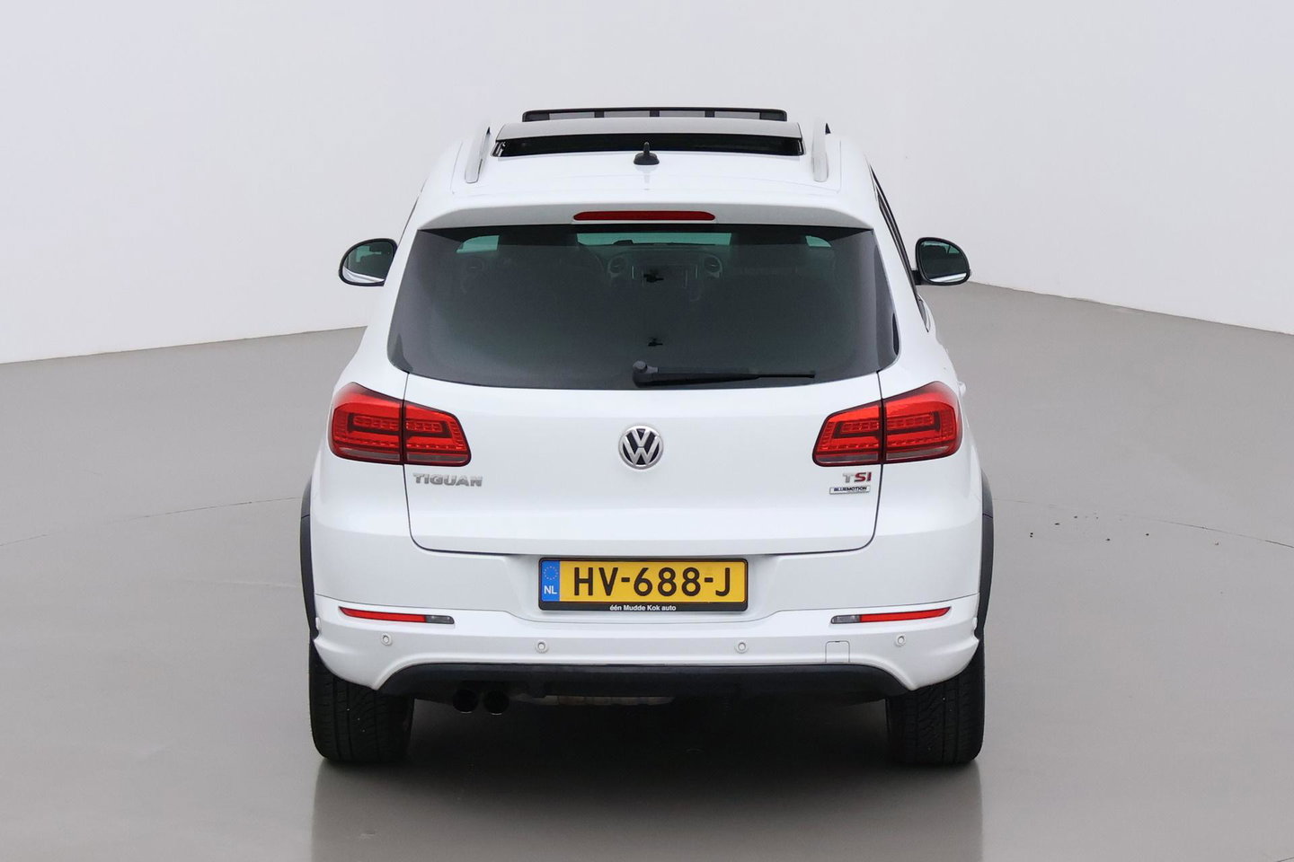Volkswagen Tiguan 1.4 TSI R-Line Edition | Panoramadak | Stoelverwarming | R-Line | 19 Inch | Xenon | Park Assist | Navigatie | Getint Glas