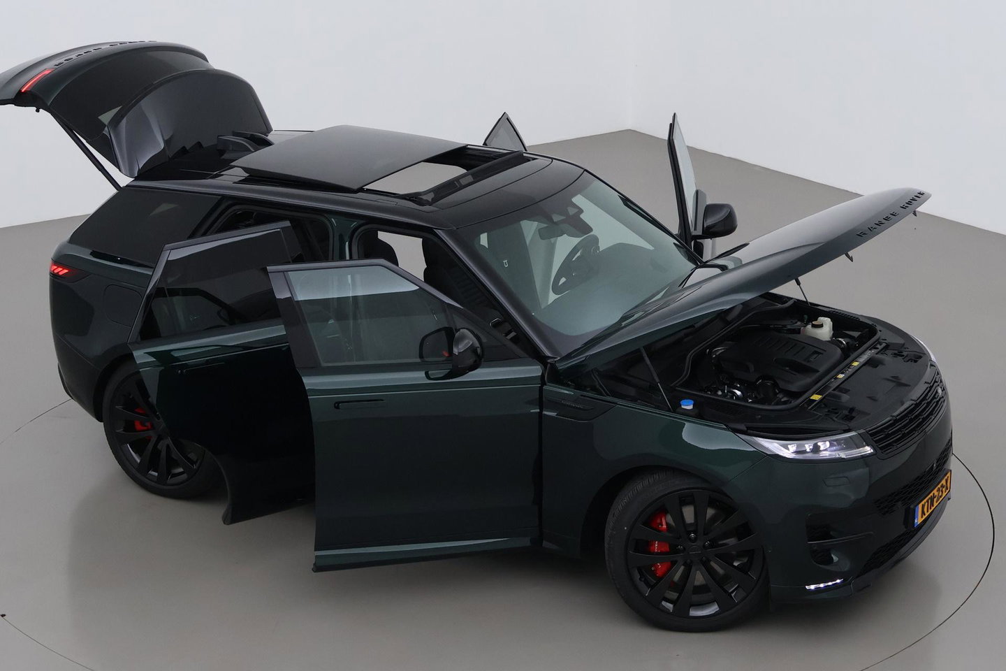 Land Rover Range Rover Sport 3.0 P550e Autobiography PHEV | British Racing Green | Performance Voorstoelen | Trekhaak | Luchtvering | Panoramadak | Meridian 3D | 23 Inch