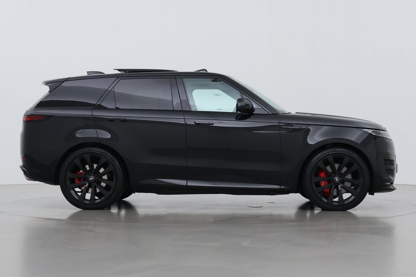 Land Rover Range Rover Sport 3.0 P510e First Edition | Luchtvering | Panoramadak | Achterasbesturing | Koelbox | 360° Camera | Massage + Ventilatiestoelen | 23 Inch