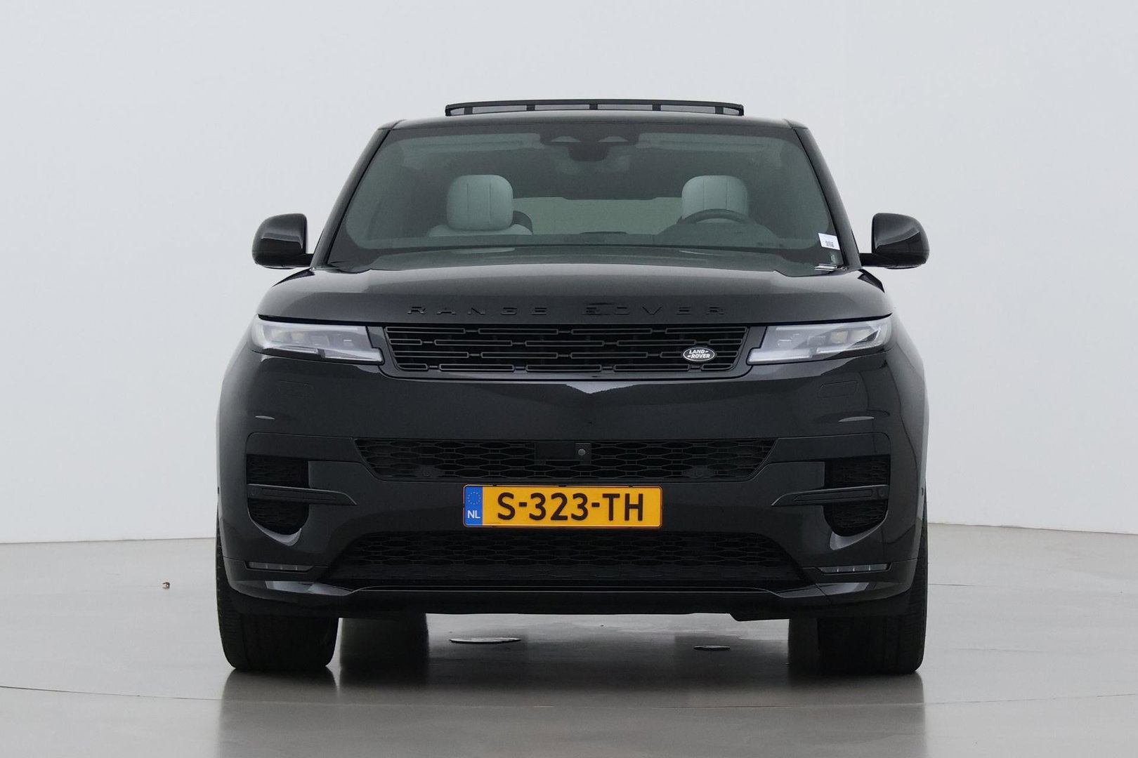 Land Rover Range Rover Sport 3.0 P510e First Edition | Luchtvering | Panoramadak | Achterasbesturing | Koelbox | 360° Camera | Massage + Ventilatiestoelen | 23 Inch