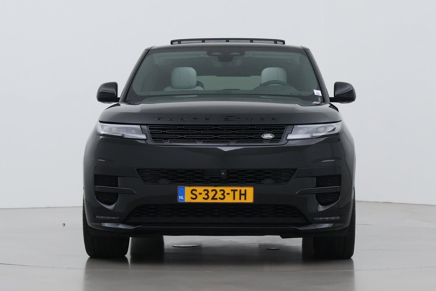 Land Rover Range Rover Sport 3.0 P510e First Edition | Luchtvering | Panoramadak | Achterasbesturing | Koelbox | 360° Camera | Massage + Ventilatiestoelen | 23 Inch