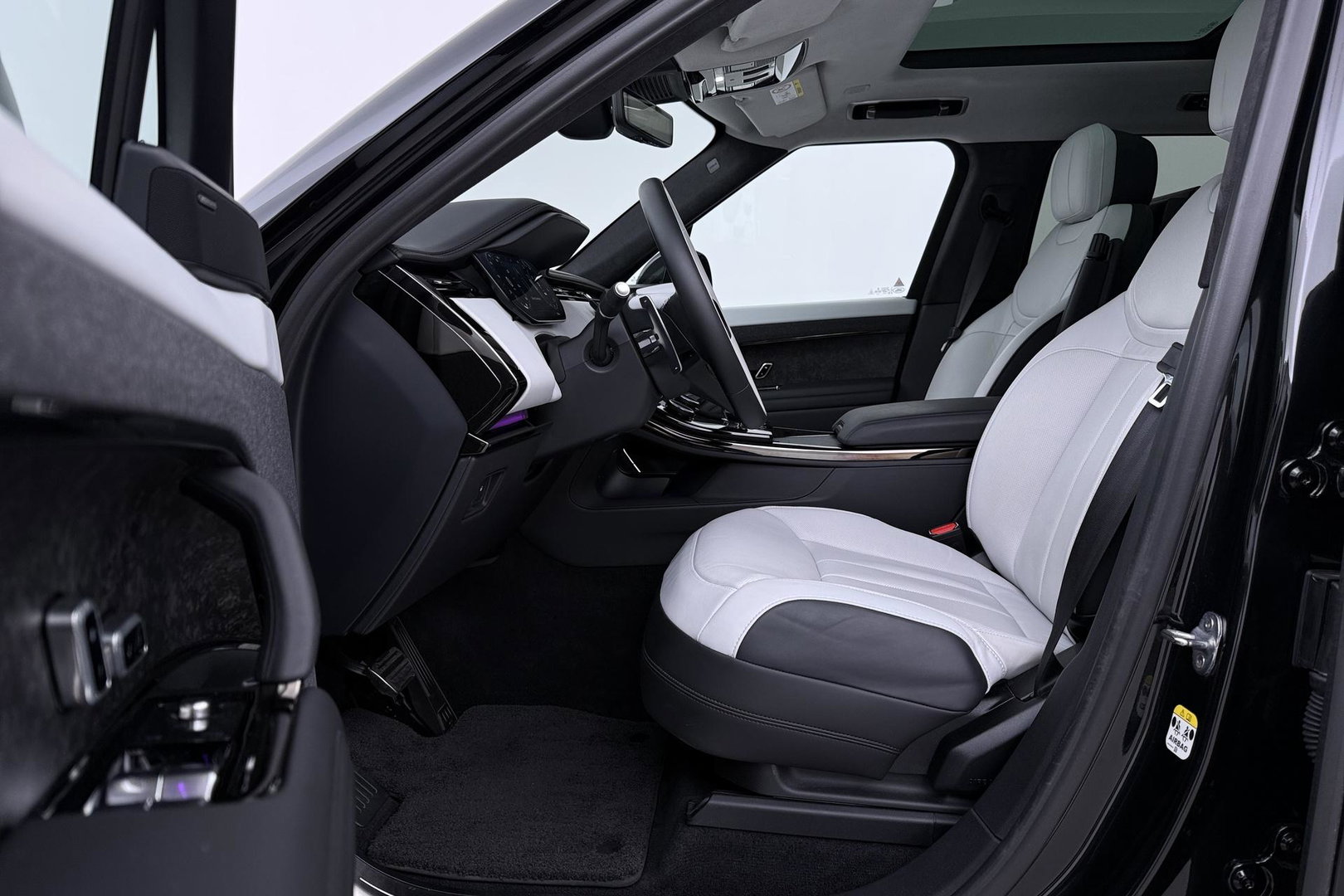 Land Rover Range Rover Sport 3.0 P510e First Edition | Luchtvering | Panoramadak | Achterasbesturing | Koelbox | 360° Camera | Massage + Ventilatiestoelen | 23 Inch