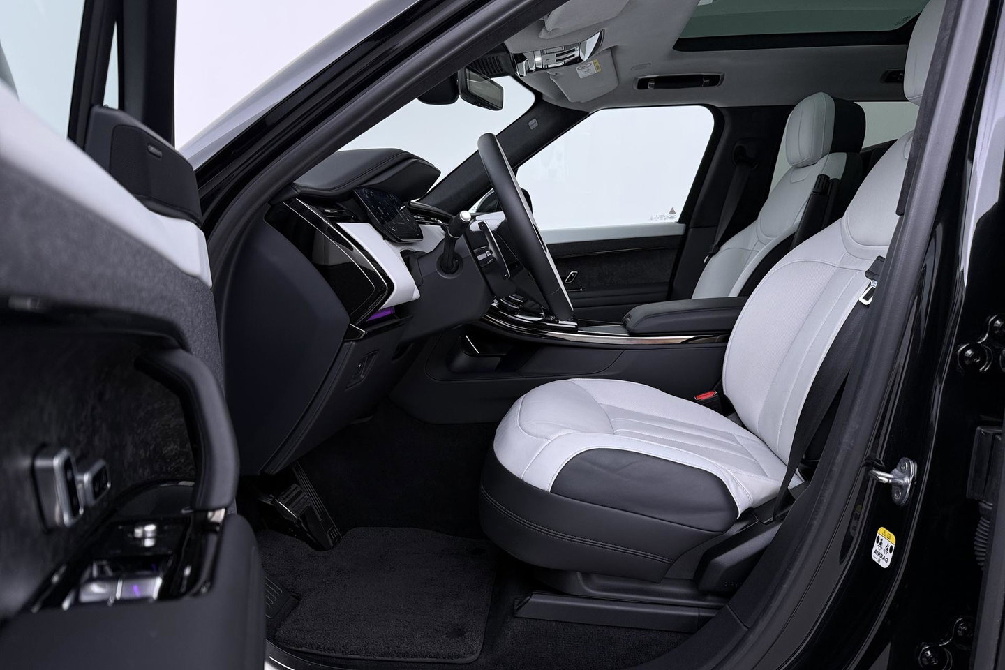 Land Rover Range Rover Sport 3.0 P510e First Edition | Luchtvering | Panoramadak | Achterasbesturing | Koelbox | 360° Camera | Massage + Ventilatiestoelen | 23 Inch