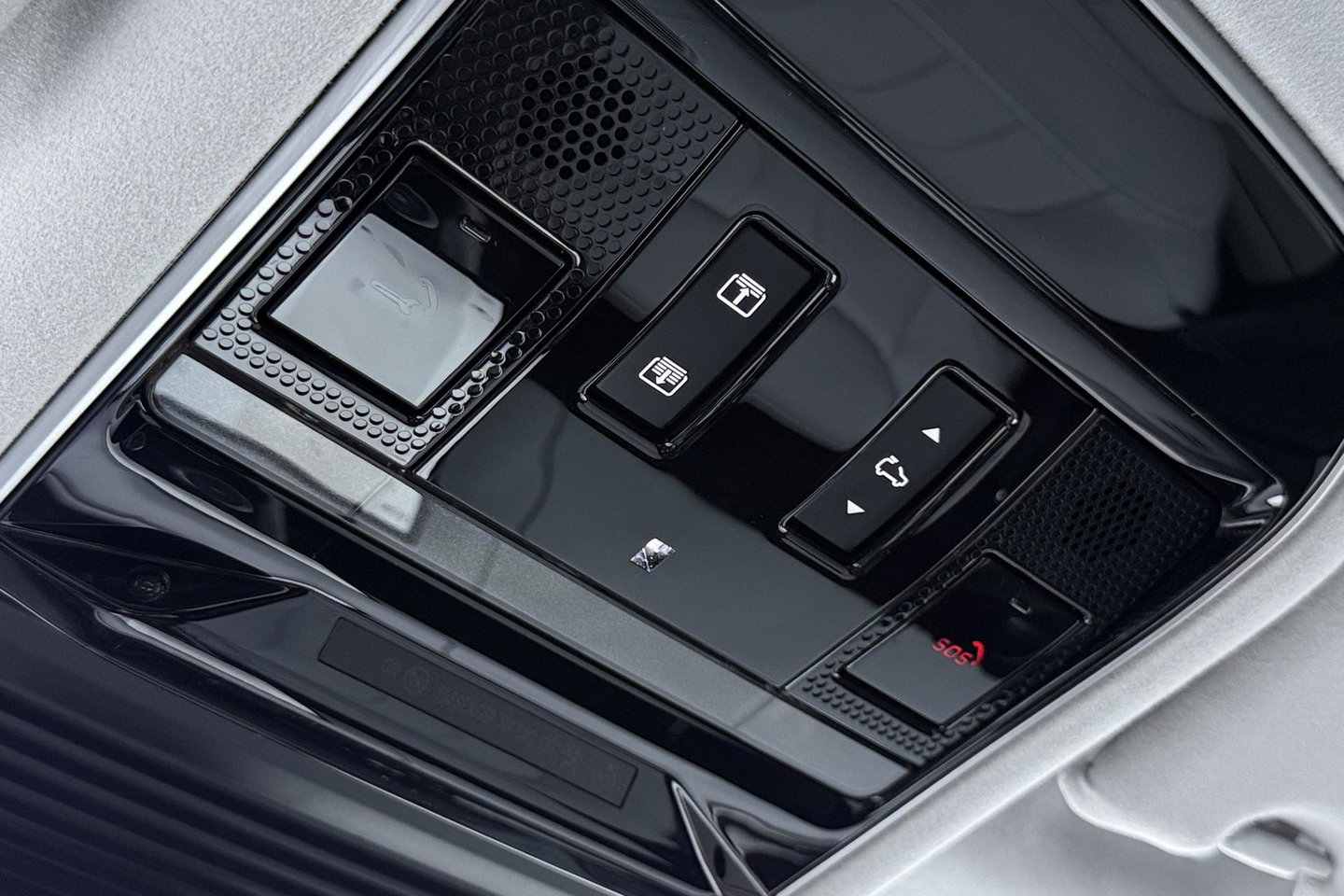 Land Rover Range Rover Sport 3.0 P510e First Edition | Luchtvering | Panoramadak | Achterasbesturing | Koelbox | 360° Camera | Massage + Ventilatiestoelen | 23 Inch