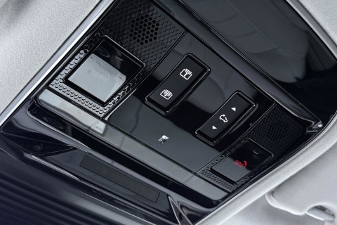 Land Rover Range Rover Sport 3.0 P510e First Edition | Luchtvering | Panoramadak | Achterasbesturing | Koelbox | 360° Camera | Massage + Ventilatiestoelen | 23 Inch