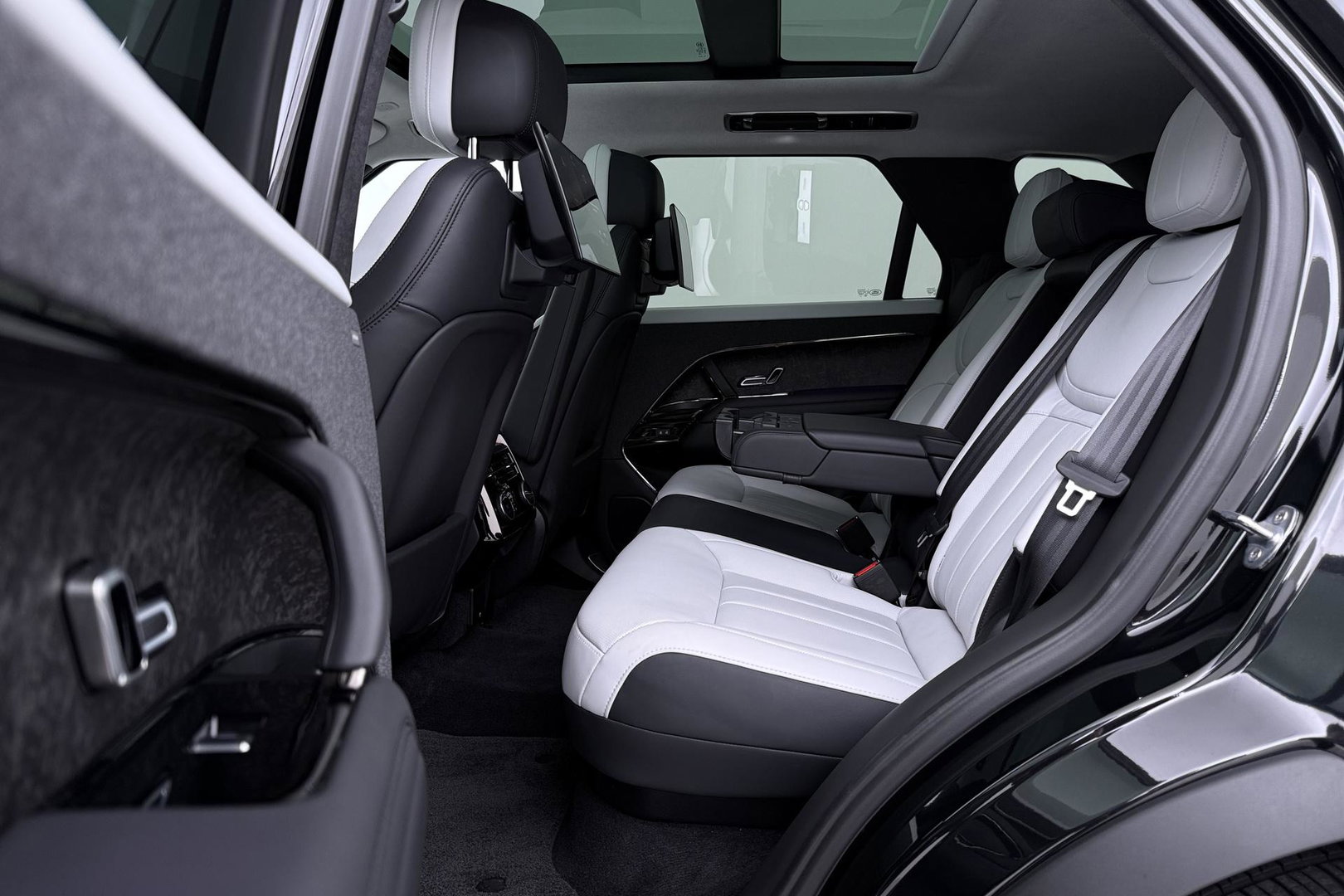 Land Rover Range Rover Sport 3.0 P510e First Edition | Luchtvering | Panoramadak | Achterasbesturing | Koelbox | 360° Camera | Massage + Ventilatiestoelen | 23 Inch