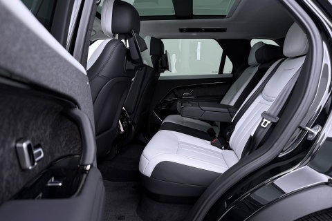 Land Rover Range Rover Sport 3.0 P510e First Edition | Luchtvering | Panoramadak | Achterasbesturing | Koelbox | 360° Camera | Massage + Ventilatiestoelen | 23 Inch