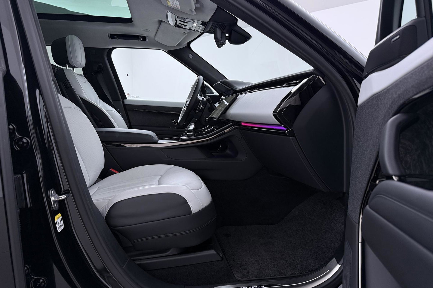 Land Rover Range Rover Sport 3.0 P510e First Edition | Luchtvering | Panoramadak | Achterasbesturing | Koelbox | 360° Camera | Massage + Ventilatiestoelen | 23 Inch