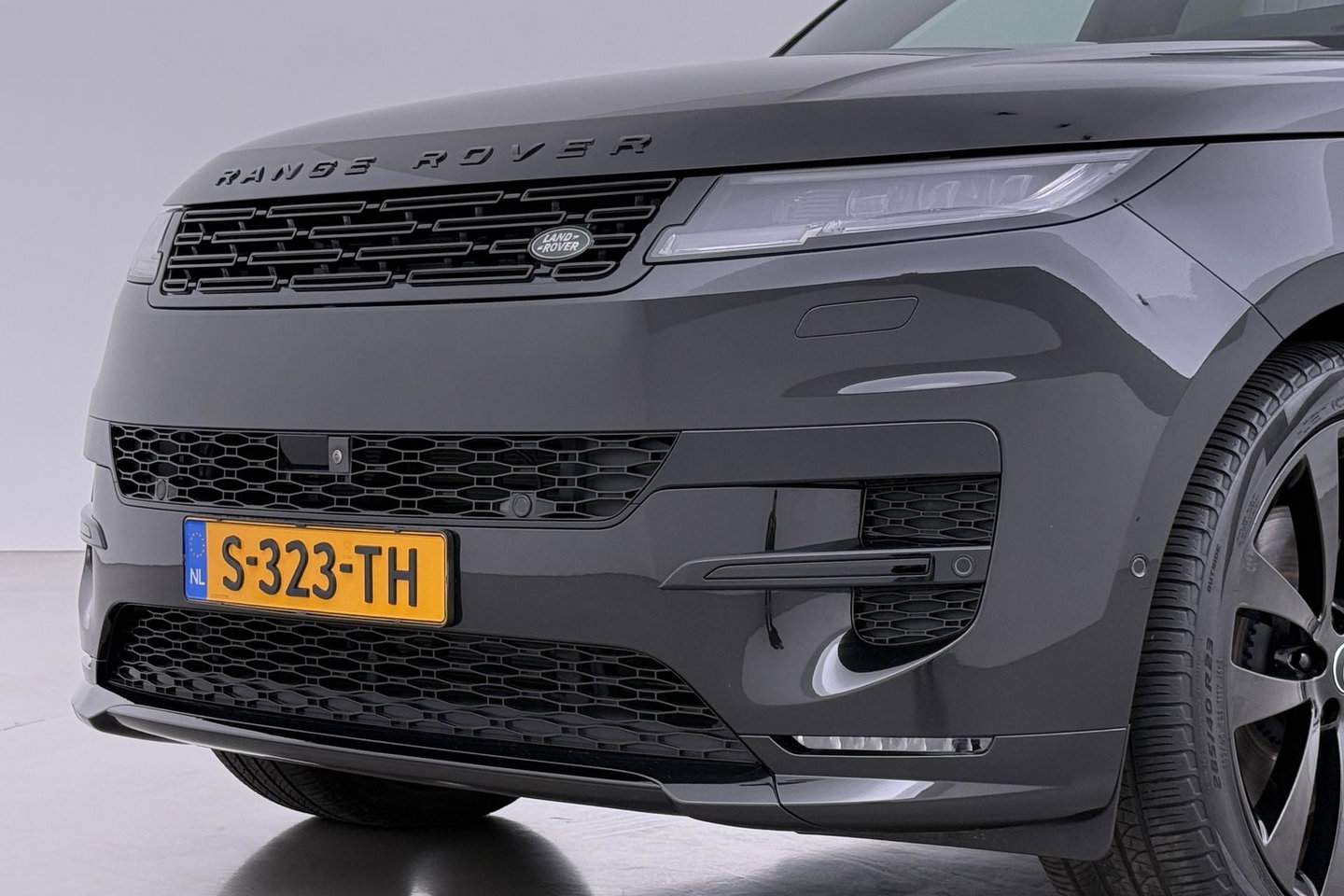 Land Rover Range Rover Sport 3.0 P510e First Edition | Luchtvering | Panoramadak | Achterasbesturing | Koelbox | 360° Camera | Massage + Ventilatiestoelen | 23 Inch