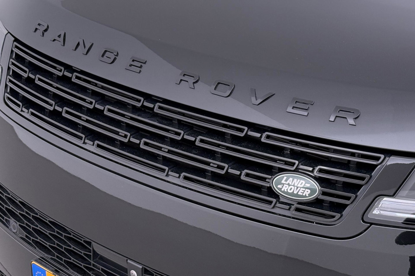 Land Rover Range Rover Sport 3.0 P510e First Edition | Luchtvering | Panoramadak | Achterasbesturing | Koelbox | 360° Camera | Massage + Ventilatiestoelen | 23 Inch