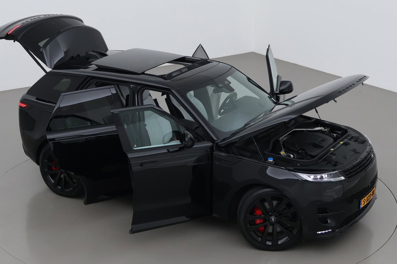 Land Rover Range Rover Sport 3.0 P510e First Edition | Luchtvering | Panoramadak | Achterasbesturing | Koelbox | 360° Camera | Massage + Ventilatiestoelen | 23 Inch