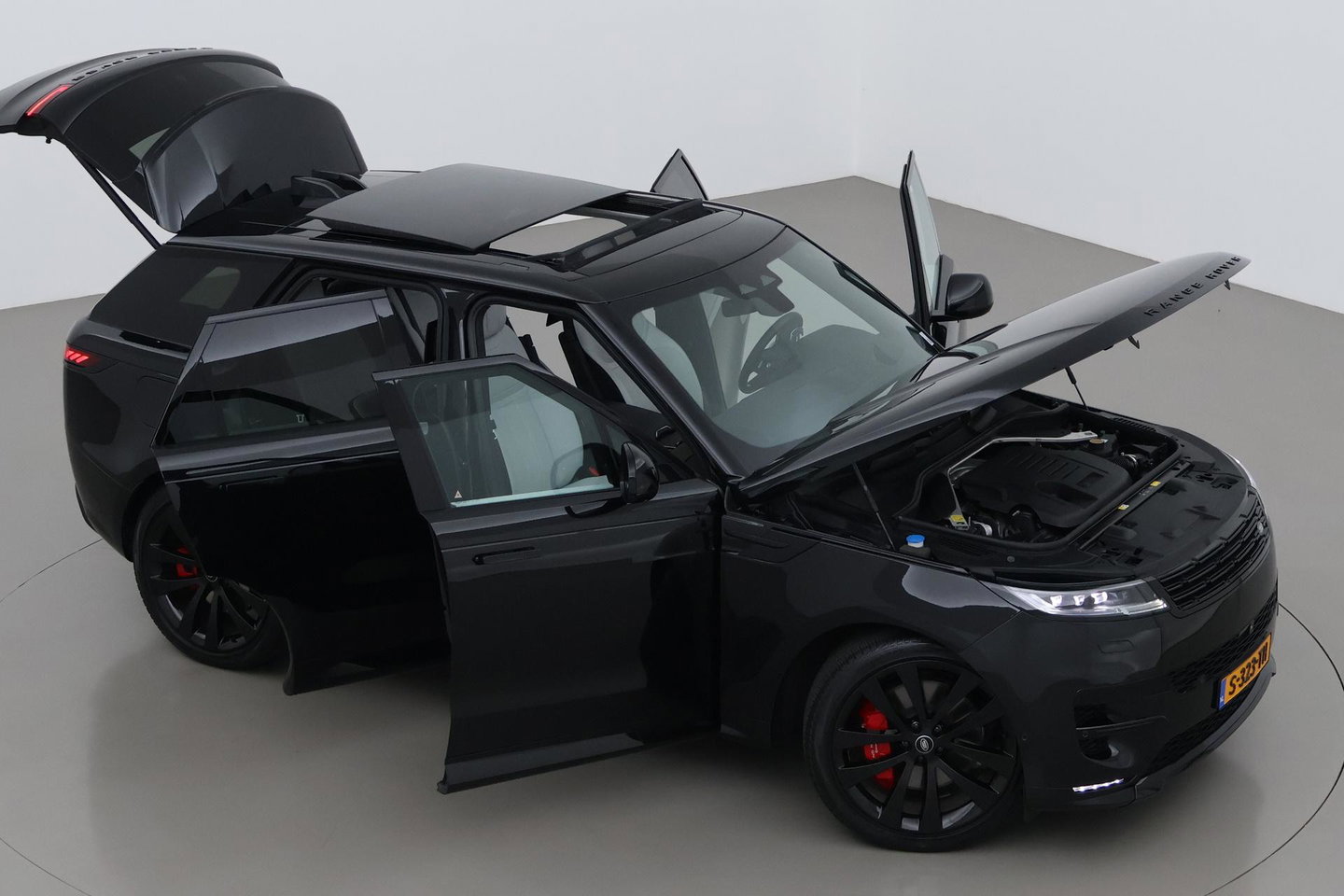 Land Rover Range Rover Sport 3.0 P510e First Edition | Luchtvering | Panoramadak | Achterasbesturing | Koelbox | 360° Camera | Massage + Ventilatiestoelen | 23 Inch