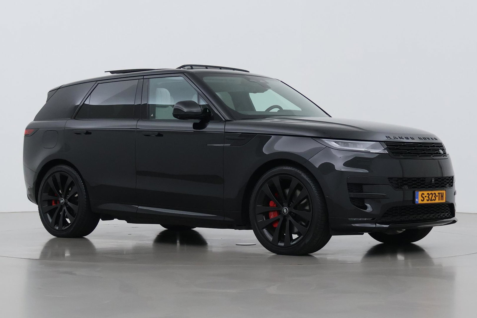 Land Rover Range Rover Sport 3.0 P510e First Edition | Luchtvering | Panoramadak | Achterasbesturing | Koelbox | 360° Camera | Massage + Ventilatiestoelen | 23 Inch