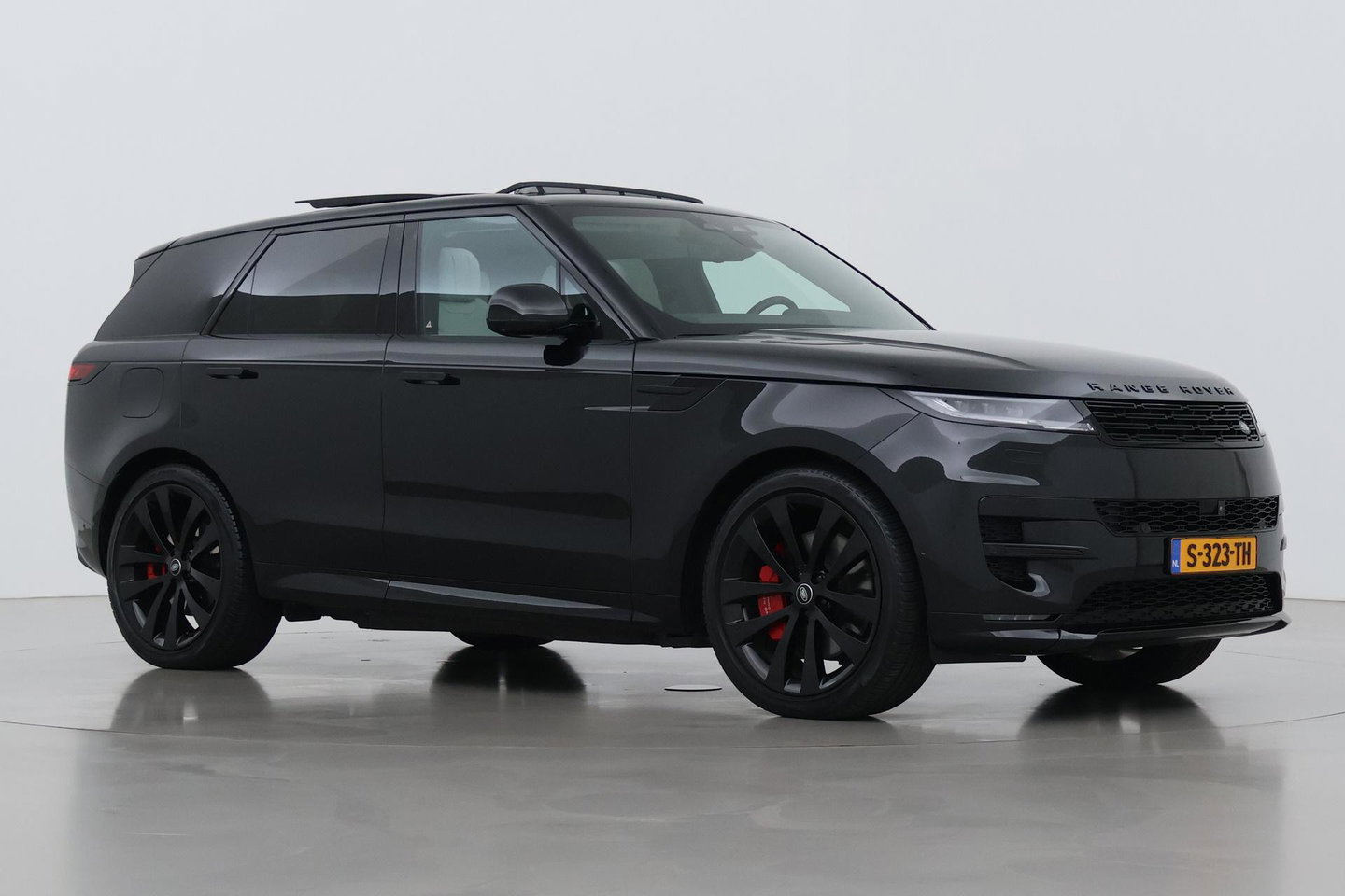 Land Rover Range Rover Sport 3.0 P510e First Edition | Luchtvering | Panoramadak | Achterasbesturing | Koelbox | 360° Camera | Massage + Ventilatiestoelen | 23 Inch