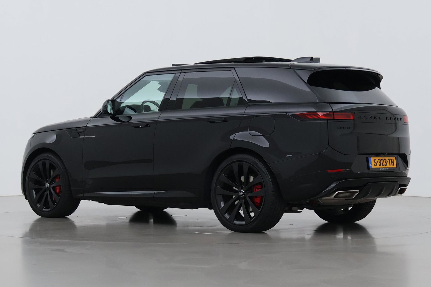 Land Rover Range Rover Sport 3.0 P510e First Edition | Luchtvering | Panoramadak | Achterasbesturing | Koelbox | 360° Camera | Massage + Ventilatiestoelen | 23 Inch