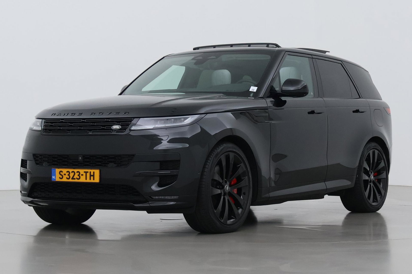 Land Rover Range Rover Sport 3.0 P510e First Edition | Luchtvering | Panoramadak | Achterasbesturing | Koelbox | 360° Camera | Massage + Ventilatiestoelen | 23 Inch