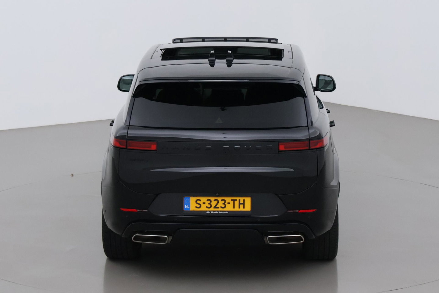 Land Rover Range Rover Sport 3.0 P510e First Edition | Luchtvering | Panoramadak | Achterasbesturing | Koelbox | 360° Camera | Massage + Ventilatiestoelen | 23 Inch