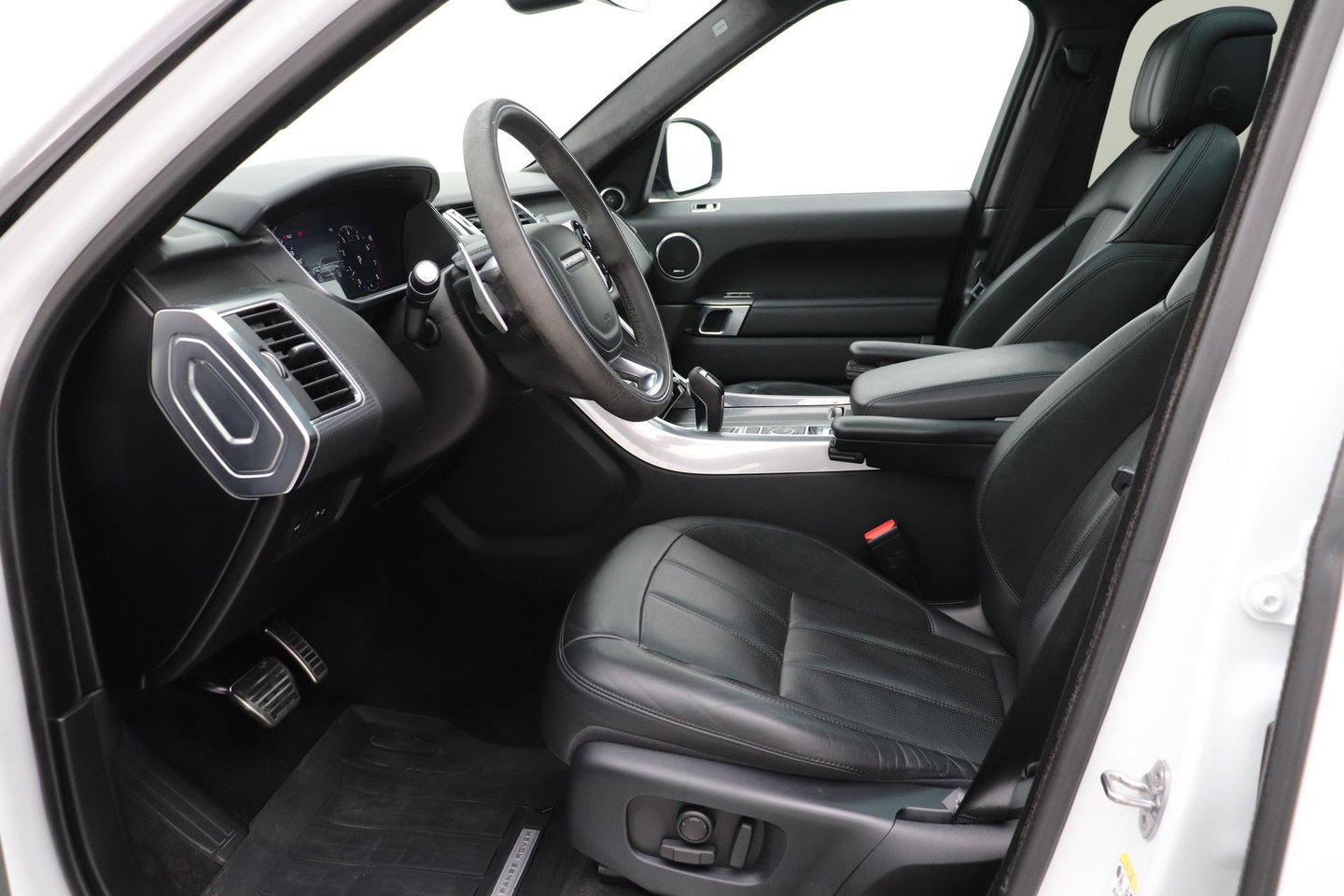 Land Rover Range Rover Sport 3.0 P400 MHEV HST | 3.0 BENZINE | Luchtvering | Panoramadak | Trekhaak | Stoelventilatie | Carbon Pack | BLIS | 22 Inch
