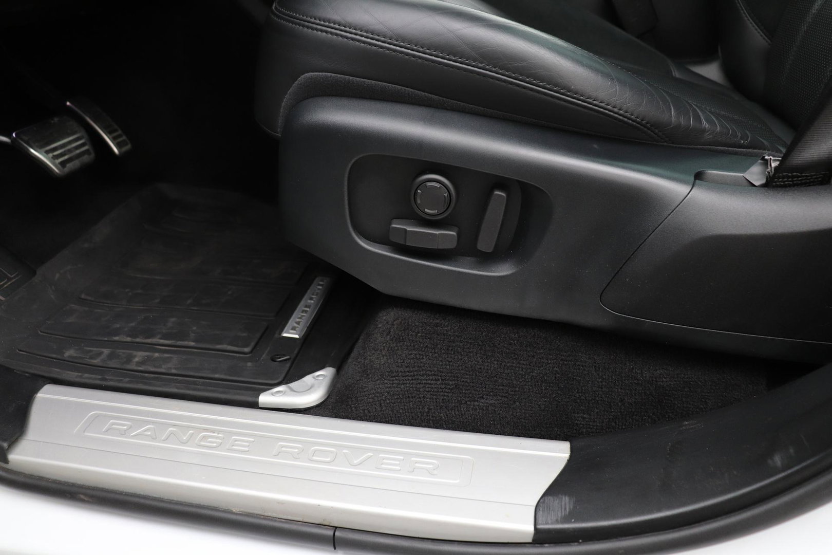 Land Rover Range Rover Sport 3.0 P400 MHEV HST | 3.0 BENZINE | Luchtvering | Panoramadak | Trekhaak | Stoelventilatie | Carbon Pack | BLIS | 22 Inch
