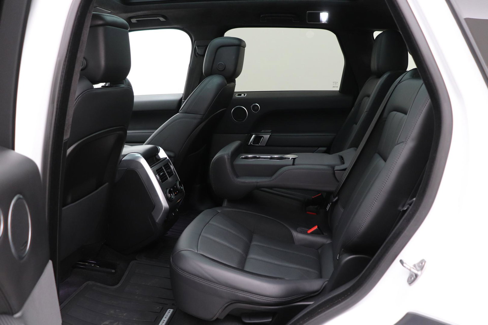 Land Rover Range Rover Sport 3.0 P400 MHEV HST | 3.0 BENZINE | Luchtvering | Panoramadak | Trekhaak | Stoelventilatie | Carbon Pack | BLIS | 22 Inch