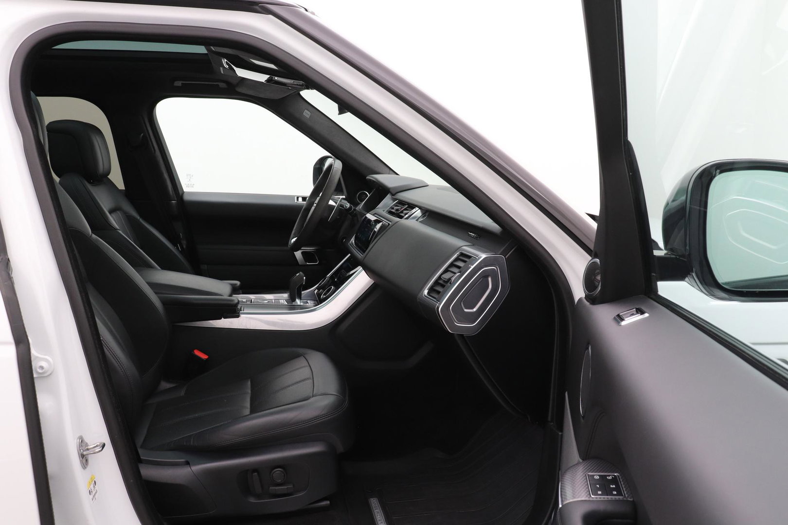 Land Rover Range Rover Sport 3.0 P400 MHEV HST | 3.0 BENZINE | Luchtvering | Panoramadak | Trekhaak | Stoelventilatie | Carbon Pack | BLIS | 22 Inch
