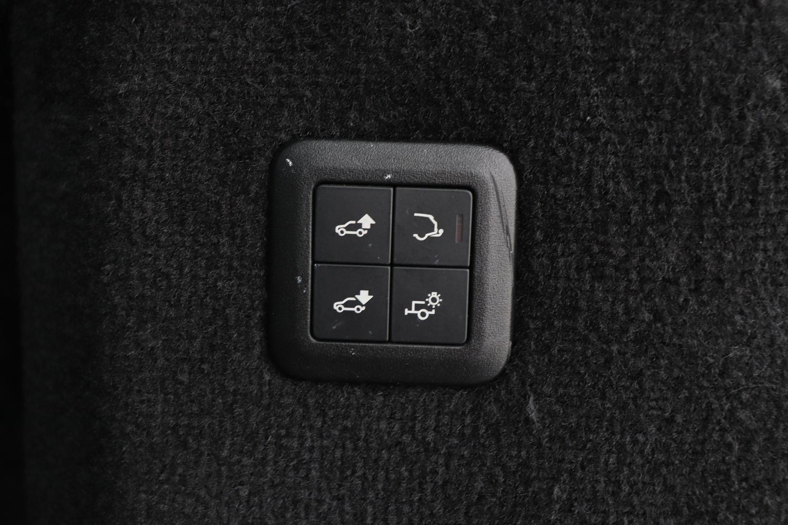 Land Rover Range Rover Sport 3.0 P400 MHEV HST | 3.0 BENZINE | Luchtvering | Panoramadak | Trekhaak | Stoelventilatie | Carbon Pack | BLIS | 22 Inch