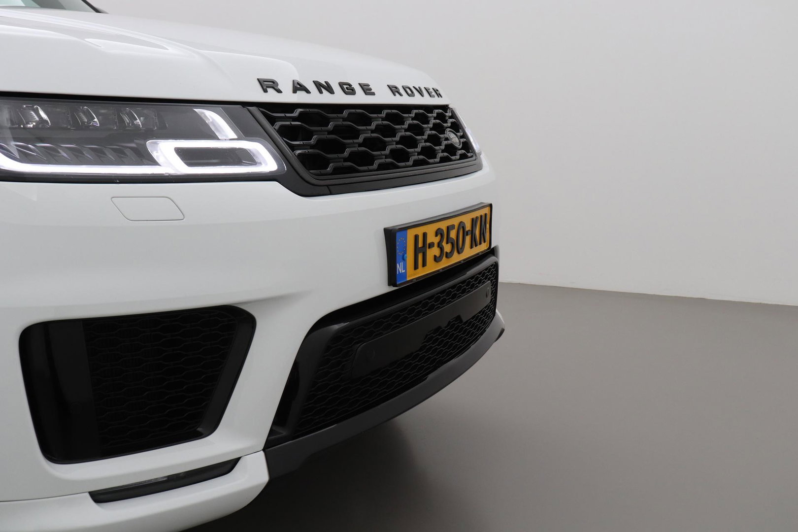 Land Rover Range Rover Sport 3.0 P400 MHEV HST | 3.0 BENZINE | Luchtvering | Panoramadak | Trekhaak | Stoelventilatie | Carbon Pack | BLIS | 22 Inch