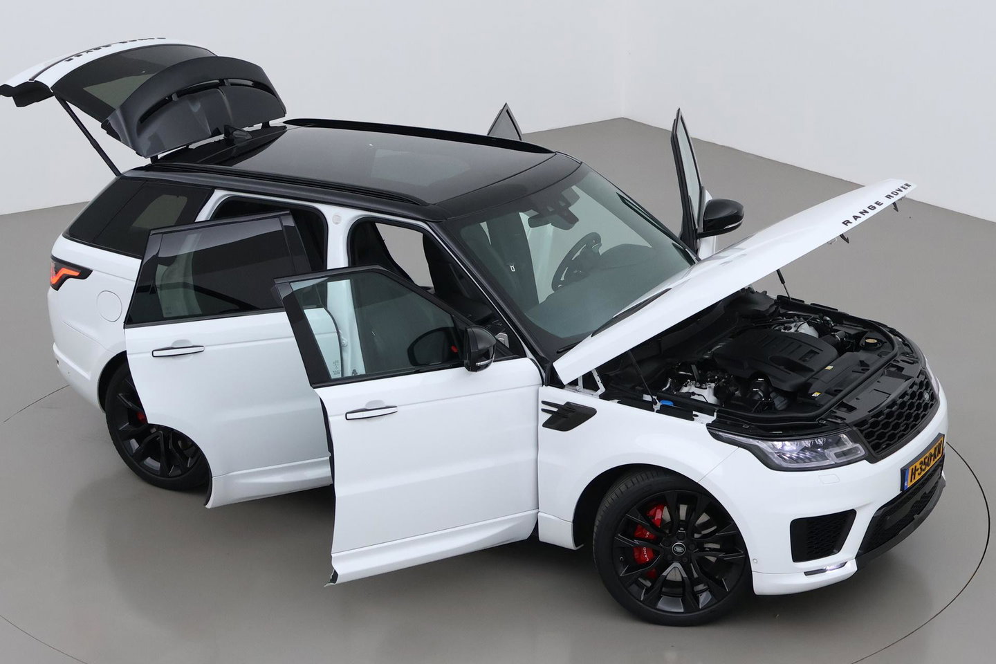 Land Rover Range Rover Sport 3.0 P400 MHEV HST | 3.0 BENZINE | Luchtvering | Panoramadak | Trekhaak | Stoelventilatie | Carbon Pack | BLIS | 22 Inch