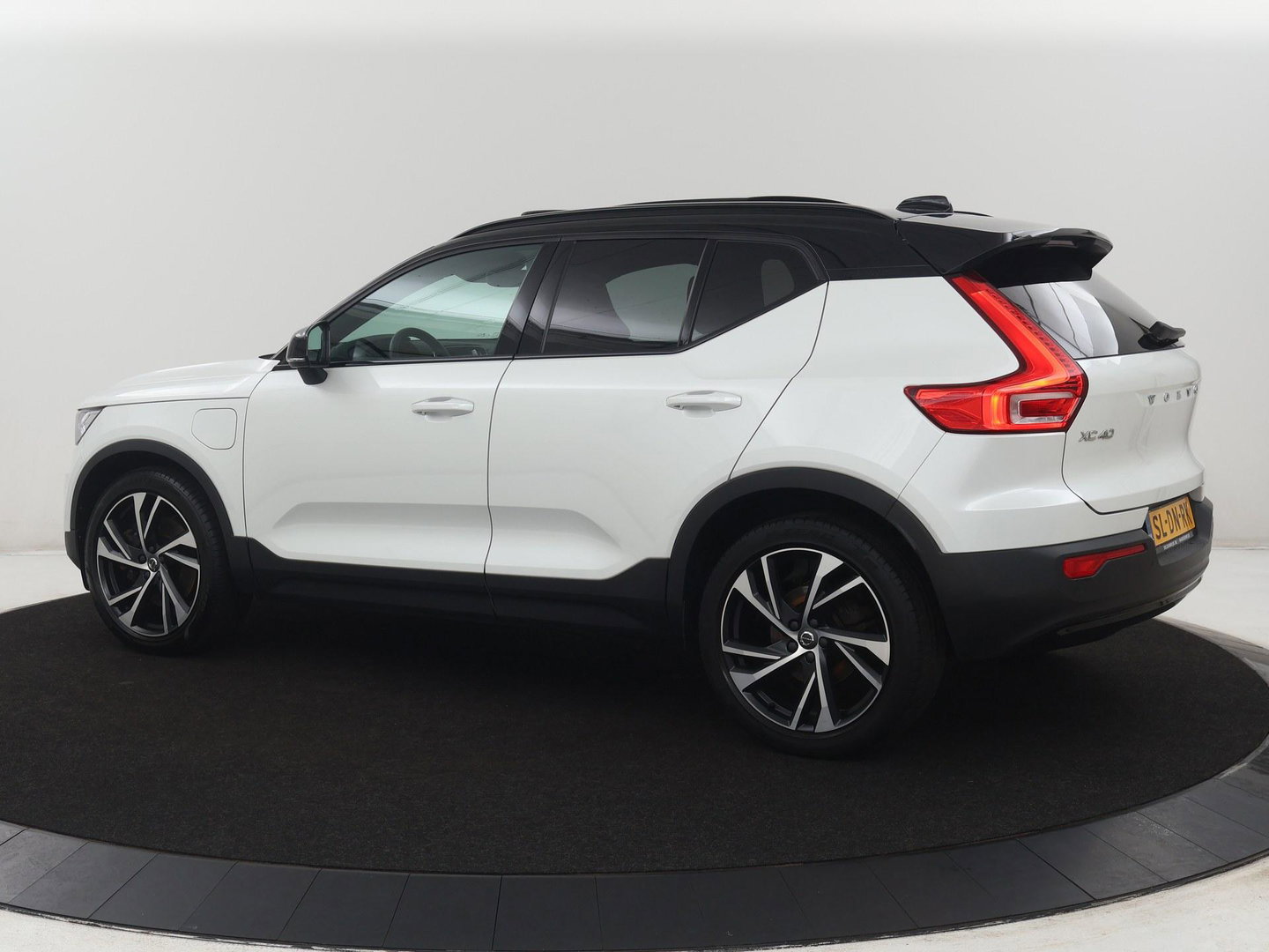 Volvo XC40 2.0 B3 Business Edition | SOH 90,7% | Panoramadak | Leder | Cruise control | Harman/Kardon | Stuur/stoel verwarming | Climate control | Carplay | Camera | Park assist | PHEV