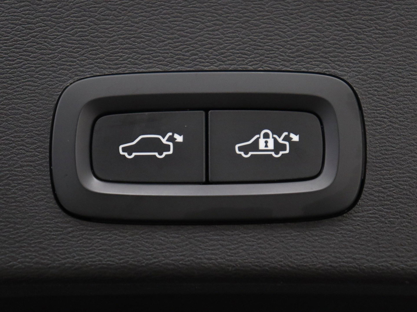Volvo XC40 2.0 B3 Business Edition | SOH 90,7% | Panoramadak | Leder | Cruise control | Harman/Kardon | Stuur/stoel verwarming | Climate control | Carplay | Camera | Park assist | PHEV