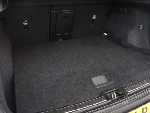 Volvo XC40 2.0 B3 Business Edition | SOH 90,7% | Panoramadak | Leder | Cruise control | Harman/Kardon | Stuur/stoel verwarming | Climate control | Carplay | Camera | Park assist | PHEV