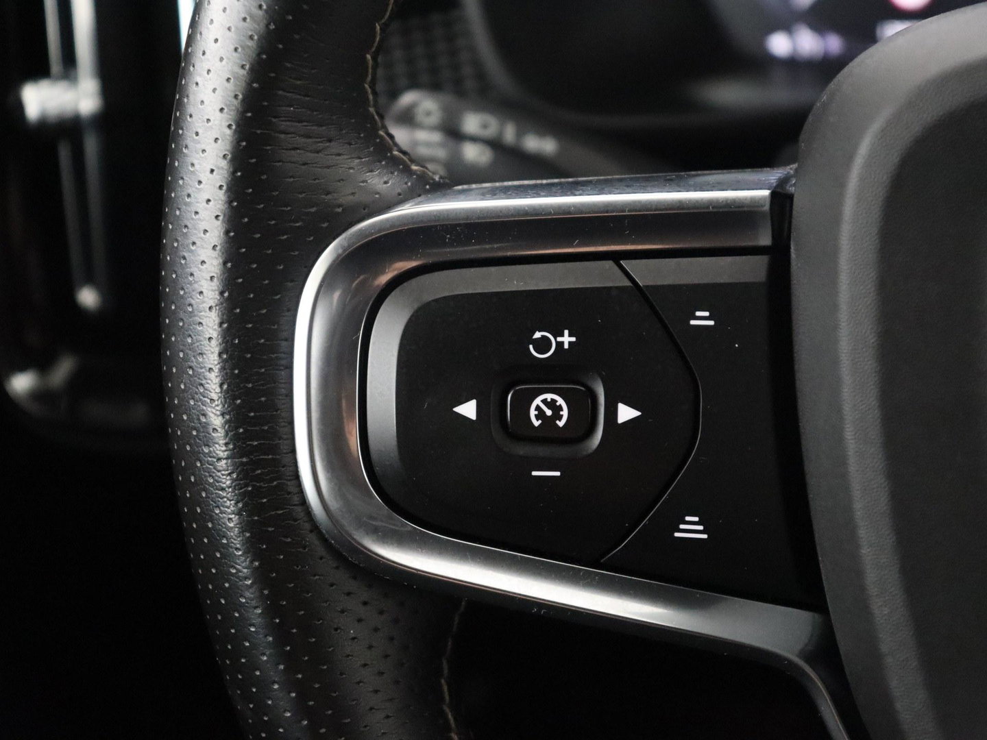 Volvo XC40 2.0 B3 Business Edition | SOH 90,7% | Panoramadak | Leder | Cruise control | Harman/Kardon | Stuur/stoel verwarming | Climate control | Carplay | Camera | Park assist | PHEV