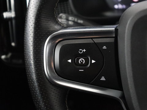 Volvo XC40 2.0 B3 Business Edition | SOH 90,7% | Panoramadak | Leder | Cruise control | Harman/Kardon | Stuur/stoel verwarming | Climate control | Carplay | Camera | Park assist | PHEV