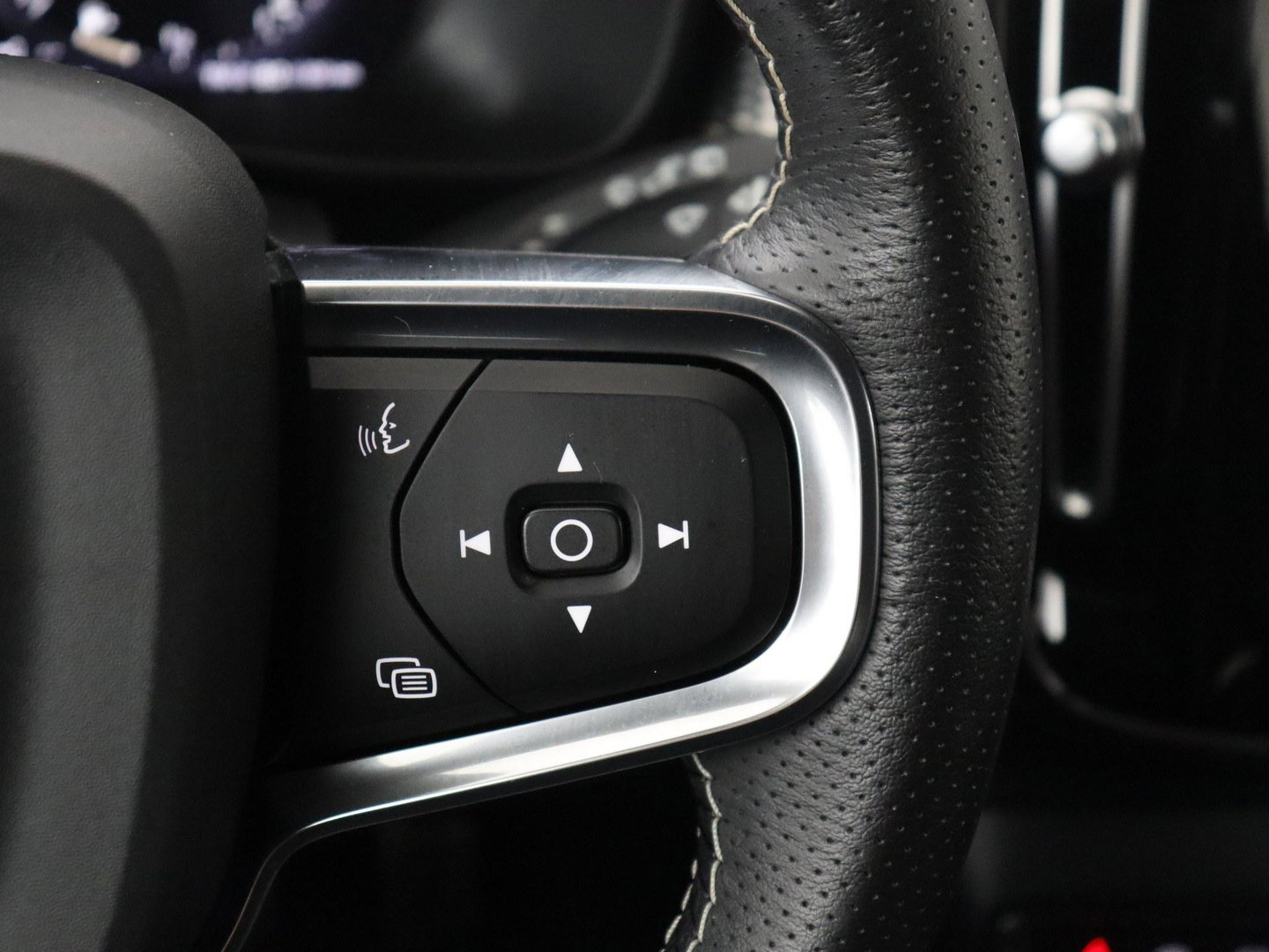 Volvo XC40 2.0 B3 Business Edition | SOH 90,7% | Panoramadak | Leder | Cruise control | Harman/Kardon | Stuur/stoel verwarming | Climate control | Carplay | Camera | Park assist | PHEV